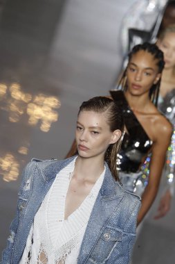 Paris, Fransa - 28 Eylül: Modelleri pist finale Balmain gösterisi sırasında Paris moda hafta kadın giyim ilkbahar/yaz 2019 kapsamında 28 Eylül 2018 Paris, Fransa'da walk on.