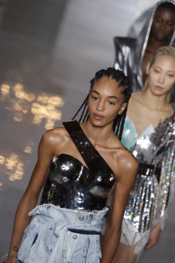 Paris, Fransa - 28 Eylül: Modelleri pist finale Balmain gösterisi sırasında Paris moda hafta kadın giyim ilkbahar/yaz 2019 kapsamında 28 Eylül 2018 Paris, Fransa'da walk on.