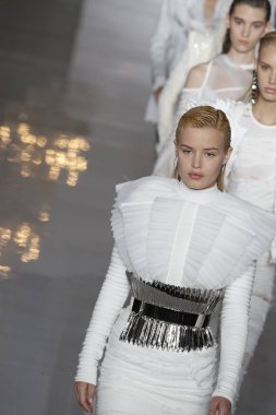 Paris, Fransa - 28 Eylül: Modelleri pist finale Balmain gösterisi sırasında Paris moda hafta kadın giyim ilkbahar/yaz 2019 kapsamında 28 Eylül 2018 Paris, Fransa'da walk on.