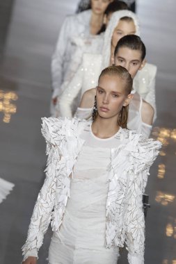 Paris, Fransa - 28 Eylül: Modelleri pist finale Balmain gösterisi sırasında Paris moda hafta kadın giyim ilkbahar/yaz 2019 kapsamında 28 Eylül 2018 Paris, Fransa'da walk on.