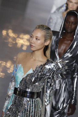 Paris, Fransa - 28 Eylül: Modelleri pist finale Balmain gösterisi sırasında Paris moda hafta kadın giyim ilkbahar/yaz 2019 kapsamında 28 Eylül 2018 Paris, Fransa'da walk on.