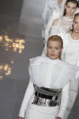 Paris, Fransa - 28 Eylül: Modelleri pist finale Balmain gösterisi sırasında Paris moda hafta kadın giyim ilkbahar/yaz 2019 kapsamında 28 Eylül 2018 Paris, Fransa'da walk on.