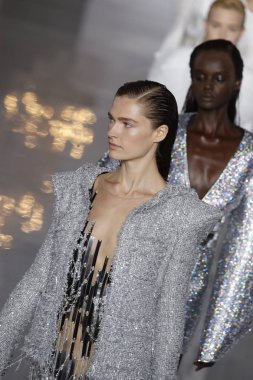 Paris, Fransa - 28 Eylül: Modelleri pist finale Balmain gösterisi sırasında Paris moda hafta kadın giyim ilkbahar/yaz 2019 kapsamında 28 Eylül 2018 Paris, Fransa'da walk on.
