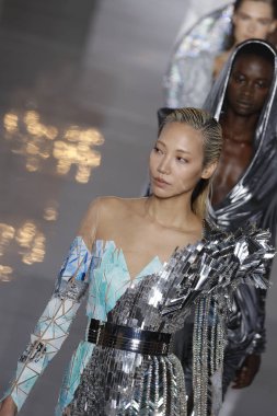 Paris, Fransa - 28 Eylül: Modelleri pist finale Balmain gösterisi sırasında Paris moda hafta kadın giyim ilkbahar/yaz 2019 kapsamında 28 Eylül 2018 Paris, Fransa'da walk on.