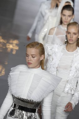 Paris, Fransa - 28 Eylül: Modelleri pist finale Balmain gösterisi sırasında Paris moda hafta kadın giyim ilkbahar/yaz 2019 kapsamında 28 Eylül 2018 Paris, Fransa'da walk on.