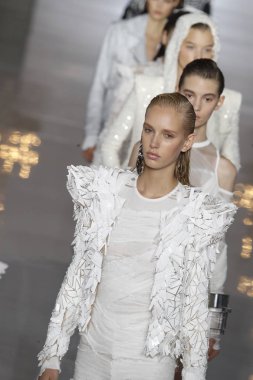 Paris, Fransa - 28 Eylül: Modelleri pist finale Balmain gösterisi sırasında Paris moda hafta kadın giyim ilkbahar/yaz 2019 kapsamında 28 Eylül 2018 Paris, Fransa'da walk on.