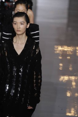 Paris, Fransa - 28 Eylül: Modelleri pist finale Balmain gösterisi sırasında Paris moda hafta kadın giyim ilkbahar/yaz 2019 kapsamında 28 Eylül 2018 Paris, Fransa'da walk on.