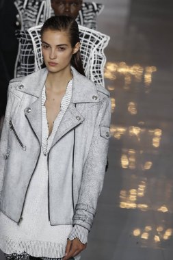 Paris, Fransa - 28 Eylül: Modelleri pist finale Balmain gösterisi sırasında Paris moda hafta kadın giyim ilkbahar/yaz 2019 kapsamında 28 Eylül 2018 Paris, Fransa'da walk on.