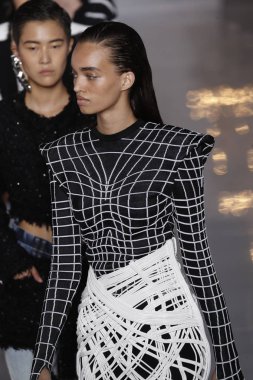 Paris, Fransa - 28 Eylül: Modelleri pist finale Balmain gösterisi sırasında Paris moda hafta kadın giyim ilkbahar/yaz 2019 kapsamında 28 Eylül 2018 Paris, Fransa'da walk on.