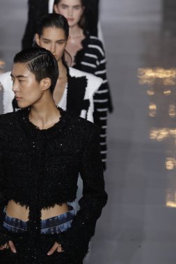 Paris, Fransa - 28 Eylül: Modelleri pist finale Balmain gösterisi sırasında Paris moda hafta kadın giyim ilkbahar/yaz 2019 kapsamında 28 Eylül 2018 Paris, Fransa'da walk on.