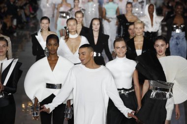Paris, Fransa - 28 Eylül: Model Cara Delevingne (5thr) ve Designer Olivier Rousteing (C) piste Balmain gösterisi sırasında Paris moda hafta kadın giyim ilkbahar/yaz 2019 bir parçası olarak üzerinde 28 Eylül 2018 Paris, Fransa'da alkışladı.