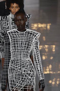 Paris, Fransa - 28 Eylül: Modelleri pist finale Balmain gösterisi sırasında Paris moda hafta kadın giyim ilkbahar/yaz 2019 kapsamında 28 Eylül 2018 Paris, Fransa'da walk on.