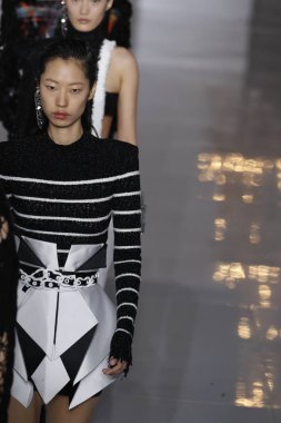 Paris, Fransa - 28 Eylül: Modelleri pist finale Balmain gösterisi sırasında Paris moda hafta kadın giyim ilkbahar/yaz 2019 kapsamında 28 Eylül 2018 Paris, Fransa'da walk on.
