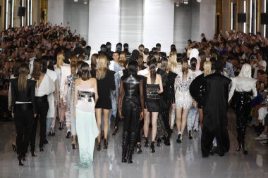 Paris, Fransa - 28 Eylül: Tasarımcı Olivier Rousteing ve modelleri piste Balmain gösterisi sırasında Paris moda hafta kadın giyim ilkbahar/yaz 2019 bir parçası olarak üzerinde 28 Eylül 2018 Paris, Fransa'da alkışladı.