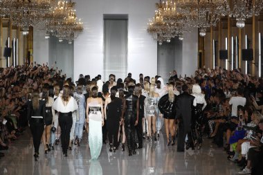 Paris, Fransa - 28 Eylül: Tasarımcı Olivier Rousteing ve modelleri piste Balmain gösterisi sırasında Paris moda hafta kadın giyim ilkbahar/yaz 2019 bir parçası olarak üzerinde 28 Eylül 2018 Paris, Fransa'da alkışladı.