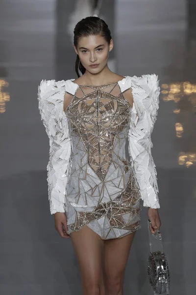 Paris, Fransa - 28 Eylül: Grace Elizabeth pist Balmain gösterisi sırasında Paris moda hafta kadın giyim ilkbahar/yaz 2019 kapsamında 28 Eylül 2018 Paris, Fransa'da yürür.