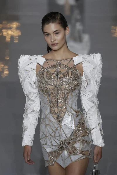 Paris, Fransa - 28 Eylül: Grace Elizabeth pist Balmain gösterisi sırasında Paris moda hafta kadın giyim ilkbahar/yaz 2019 kapsamında 28 Eylül 2018 Paris, Fransa'da yürür.