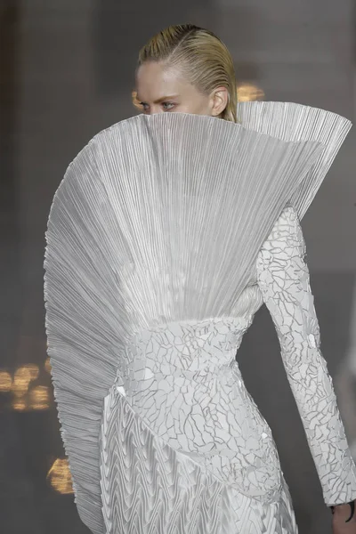 Paris, Fransa - 28 Eylül: Manken pist Balmain gösterisi sırasında Paris moda hafta kadın giyim ilkbahar/yaz 2019 kapsamında 28 Eylül 2018 Paris, Fransa'da yürür.