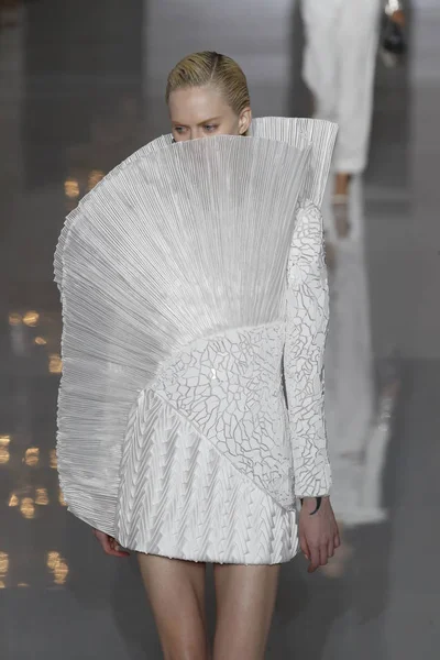 Paris, Fransa - 28 Eylül: Manken pist Balmain gösterisi sırasında Paris moda hafta kadın giyim ilkbahar/yaz 2019 kapsamında 28 Eylül 2018 Paris, Fransa'da yürür.