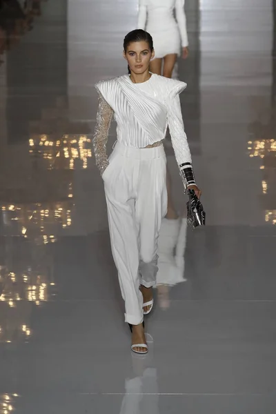 stock image PARIS, FRANCE - SEPTEMBER 28: A model walks the runway during the Balmain show as part of the Paris Fashion Week Womenswear Spring/Summer 2019 on September 28, 2018 in Paris, France.