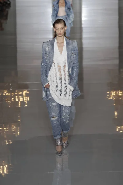 Paris France September Ein Model Läuft Während Der Balmain Show — Stockfoto