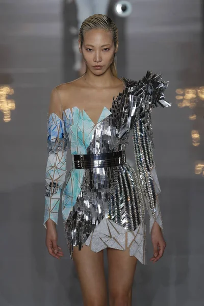 Paris, Fransa - 28 Eylül: Manken pist Balmain gösterisi sırasında Paris moda hafta kadın giyim ilkbahar/yaz 2019 kapsamında 28 Eylül 2018 Paris, Fransa'da yürür.