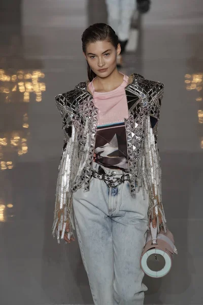 Paris, Fransa - 28 Eylül: Manken pist Balmain gösterisi sırasında Paris moda hafta kadın giyim ilkbahar/yaz 2019 kapsamında 28 Eylül 2018 Paris, Fransa'da yürür.