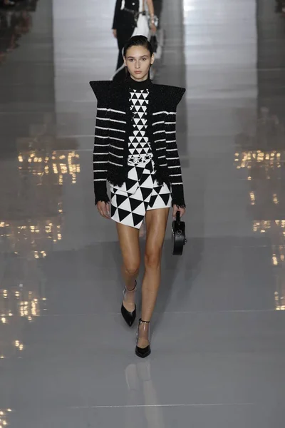 Parigi Francia Settembre Una Modella Percorre Passerella Durante Sfilata Balmain — Foto Stock