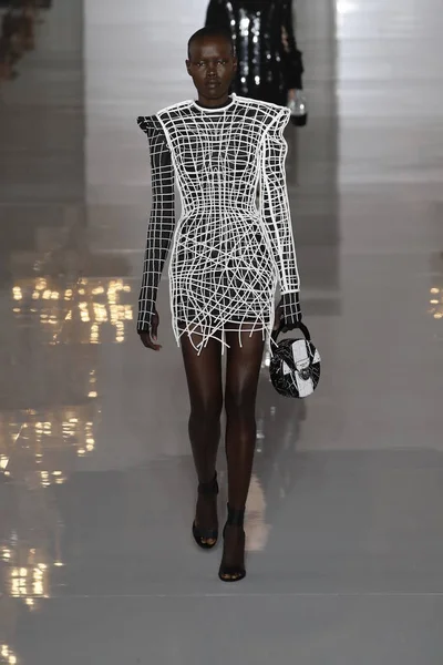 Paris, Fransa - 28 Eylül: Manken pist Balmain gösterisi sırasında Paris moda hafta kadın giyim ilkbahar/yaz 2019 kapsamında 28 Eylül 2018 Paris, Fransa'da yürür.
