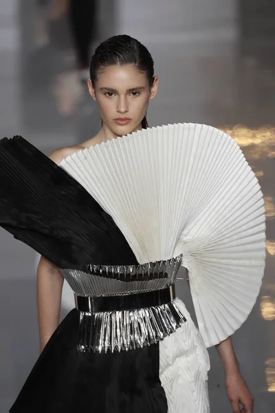 Paris, Fransa - 28 Eylül: Manken pist Balmain gösterisi sırasında Paris moda hafta kadın giyim ilkbahar/yaz 2019 kapsamında 28 Eylül 2018 Paris, Fransa'da yürür.