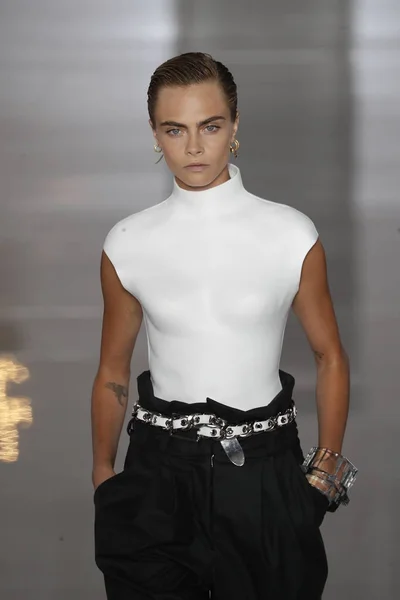 Paris France Septembre Cara Delevingne Parcourt Piste Lors Défilé Balmain — Photo