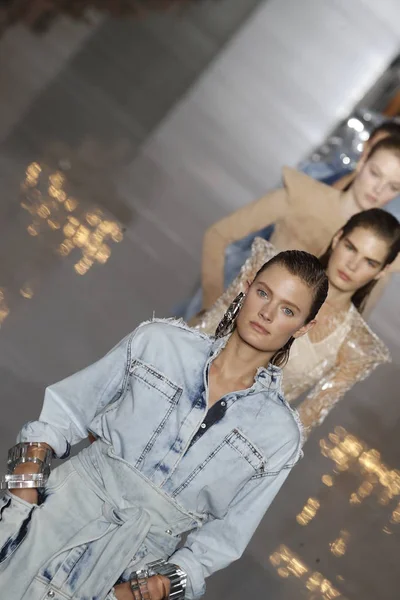 Parigi Francia Settembre Modelle Sfilano Finale Durante Sfilata Balmain Nell — Foto Stock