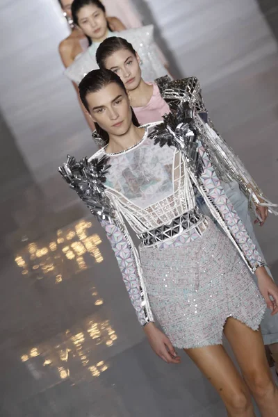 Paris, Fransa - 28 Eylül: Modelleri pist finale Balmain gösterisi sırasında Paris moda hafta kadın giyim ilkbahar/yaz 2019 kapsamında 28 Eylül 2018 Paris, Fransa'da walk on.