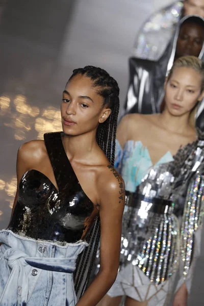 Paris, Fransa - 28 Eylül: Modelleri pist finale Balmain gösterisi sırasında Paris moda hafta kadın giyim ilkbahar/yaz 2019 kapsamında 28 Eylül 2018 Paris, Fransa'da walk on.
