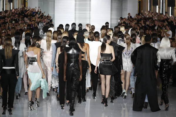 Paris France September Designer Olivier Rousteing Models Applauded Runway Balmain — Stock Photo, Image