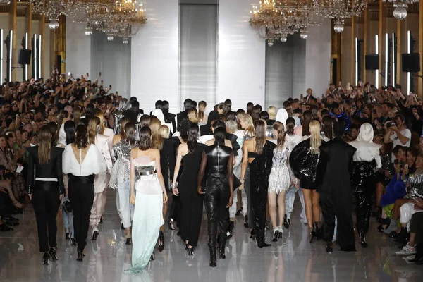Paris, Fransa - 28 Eylül: Tasarımcı Olivier Rousteing ve modelleri piste Balmain gösterisi sırasında Paris moda hafta kadın giyim ilkbahar/yaz 2019 bir parçası olarak üzerinde 28 Eylül 2018 Paris, Fransa'da alkışladı.