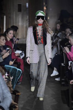 Paris, Fransa - 24 Eylül: Bir model üzerinde 24 Eylül 2018 Paris, Fransa'da Paris moda hafta ilkbahar/yaz 2019 sırasında Gucci Show'da pist yürür. 