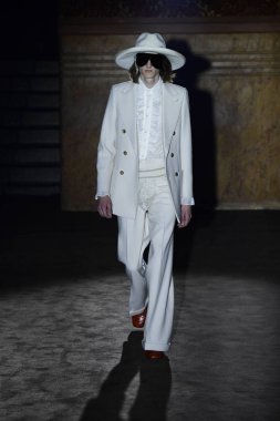 Paris, Fransa - 24 Eylül: Bir model üzerinde 24 Eylül 2018 Paris, Fransa'da Paris moda hafta ilkbahar/yaz 2019 sırasında Gucci Show'da pist yürür. 