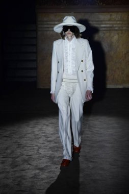 Paris, Fransa - 24 Eylül: Bir model üzerinde 24 Eylül 2018 Paris, Fransa'da Paris moda hafta ilkbahar/yaz 2019 sırasında Gucci Show'da pist yürür. 