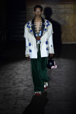 Paris, Fransa - 24 Eylül: Bir model üzerinde 24 Eylül 2018 Paris, Fransa'da Paris moda hafta ilkbahar/yaz 2019 sırasında Gucci Show'da pist yürür. 