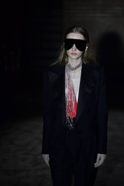 Paris, Fransa - 24 Eylül: Bir model üzerinde 24 Eylül 2018 Paris, Fransa'da Paris moda hafta ilkbahar/yaz 2019 sırasında Gucci Show'da pist yürür. 