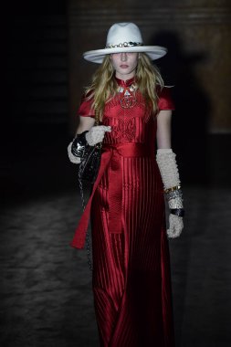 Paris, Fransa - 24 Eylül: Bir model üzerinde 24 Eylül 2018 Paris, Fransa'da Paris moda hafta ilkbahar/yaz 2019 sırasında Gucci Show'da pist yürür. 