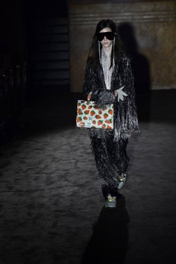 Paris, Fransa - 24 Eylül: Bir model üzerinde 24 Eylül 2018 Paris, Fransa'da Paris moda hafta ilkbahar/yaz 2019 sırasında Gucci Show'da pist yürür. 