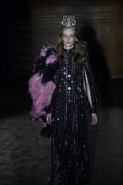 Paris, Fransa - 24 Eylül: Bir model üzerinde 24 Eylül 2018 Paris, Fransa'da Paris moda hafta ilkbahar/yaz 2019 sırasında Gucci Show'da pist yürür. 