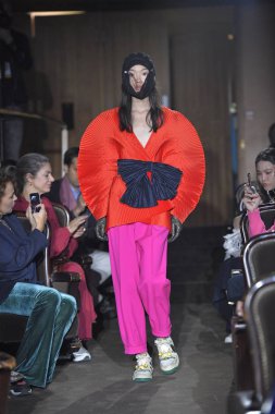 Paris, Fransa - 24 Eylül: Bir model üzerinde 24 Eylül 2018 Paris, Fransa'da Paris moda hafta ilkbahar/yaz 2019 sırasında Gucci Show'da pist yürür. 