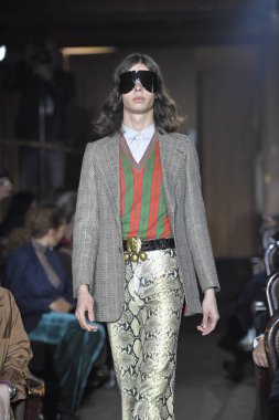 Paris, Fransa - 24 Eylül: Bir model üzerinde 24 Eylül 2018 Paris, Fransa'da Paris moda hafta ilkbahar/yaz 2019 sırasında Gucci Show'da pist yürür. 
