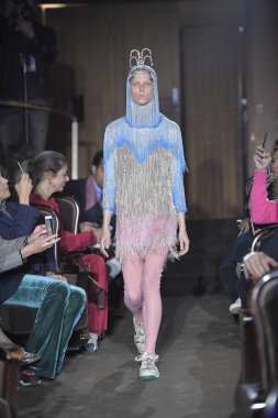 Paris, Fransa - 24 Eylül: Bir model üzerinde 24 Eylül 2018 Paris, Fransa'da Paris moda hafta ilkbahar/yaz 2019 sırasında Gucci Show'da pist yürür. 