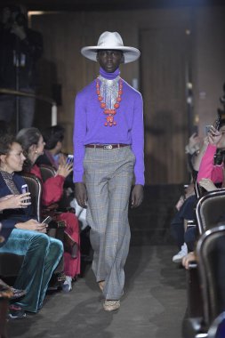 Paris, Fransa - 24 Eylül: Bir model üzerinde 24 Eylül 2018 Paris, Fransa'da Paris moda hafta ilkbahar/yaz 2019 sırasında Gucci Show'da pist yürür. 