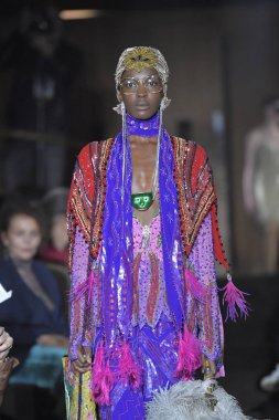Paris, Fransa - 24 Eylül: Bir model üzerinde 24 Eylül 2018 Paris, Fransa'da Paris moda hafta ilkbahar/yaz 2019 sırasında Gucci Show'da pist yürür. 