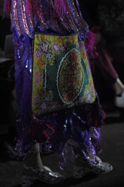 Paris, Fransa - 24 Eylül: Bir model üzerinde 24 Eylül 2018 Paris, Fransa'da Paris moda hafta ilkbahar/yaz 2019 sırasında Gucci Show'da pist yürür. 